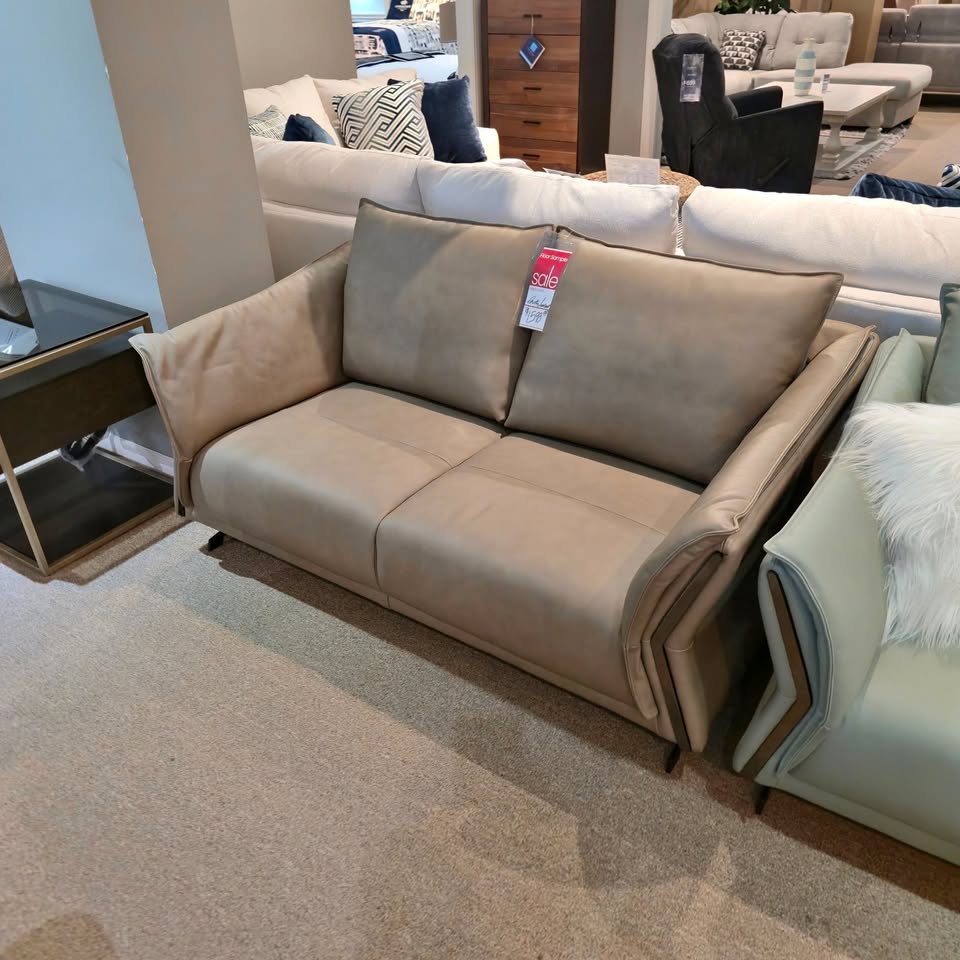 Klaussner Giada Loveseat - 100% Leather