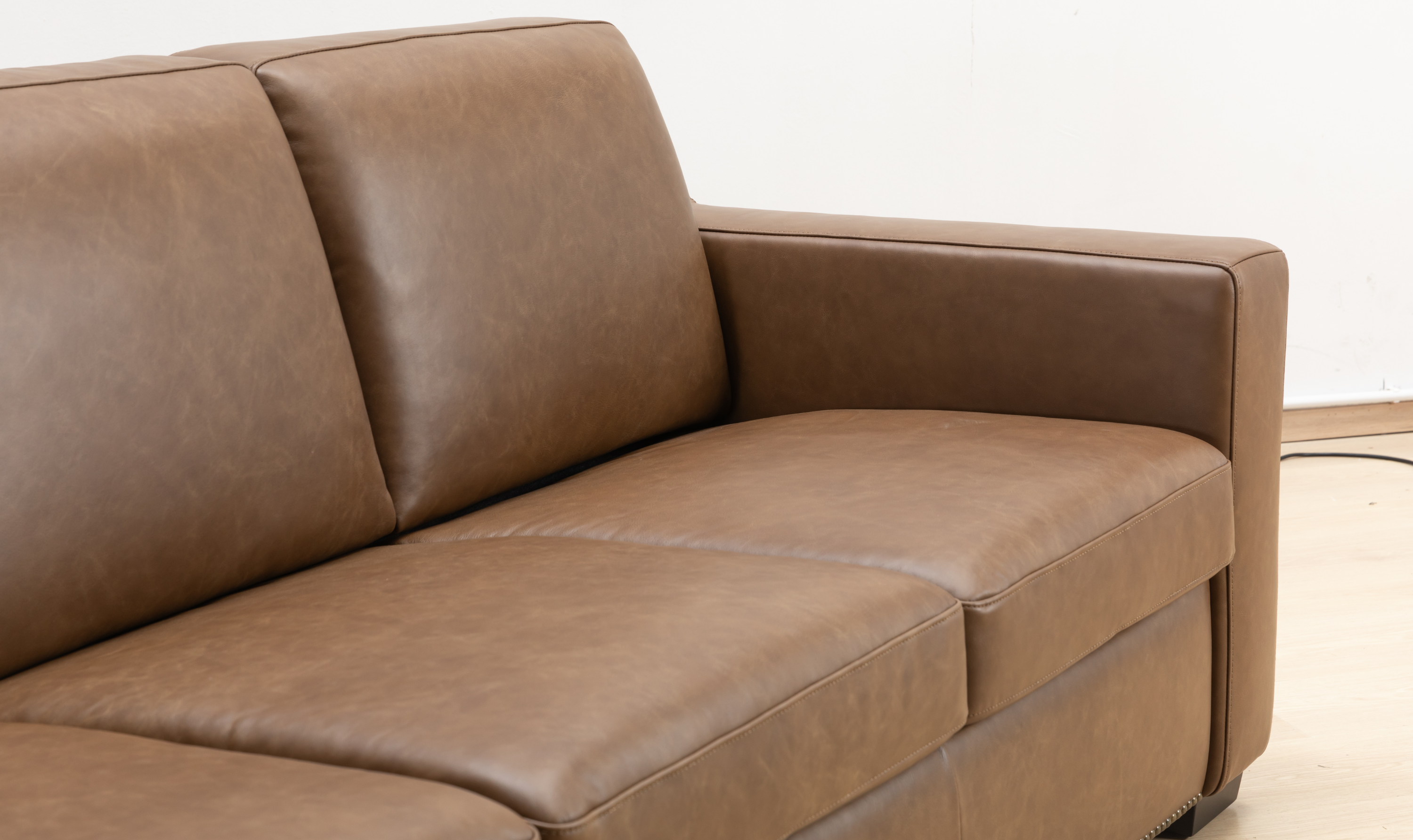 Alaves Italian Leather Queen Sleeper Sofa - Luxury Overnight Collection-Jennifer Furniture