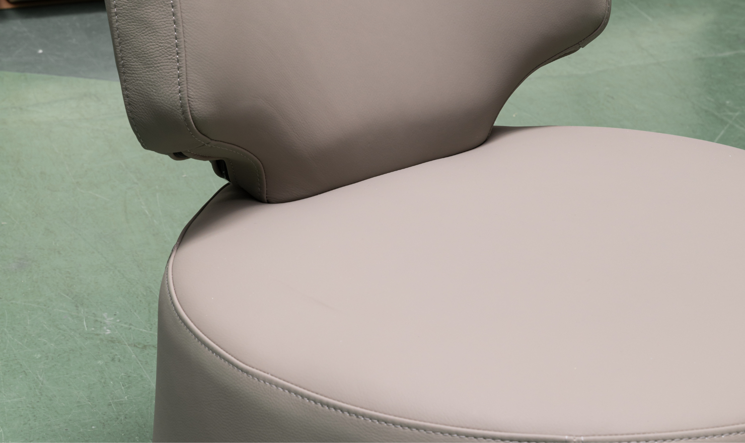 Klaussner Pietra Leather Swivel Chair with Foam Back & Seat Cushion (Brown/Gray)