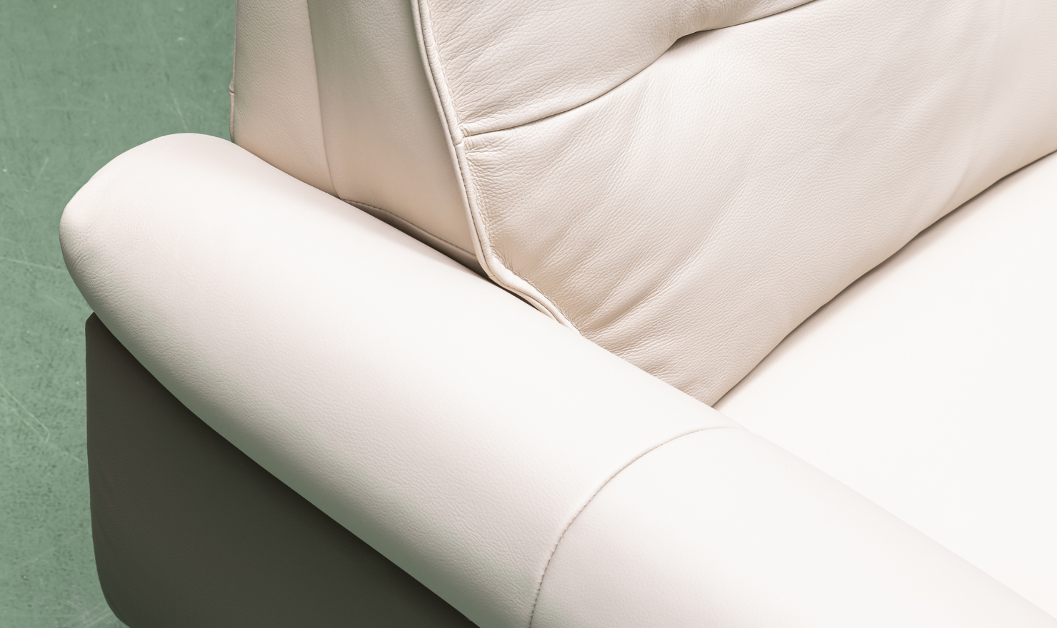 Klaussner Vento 3 Seater Leather Sofa with Tufted Back