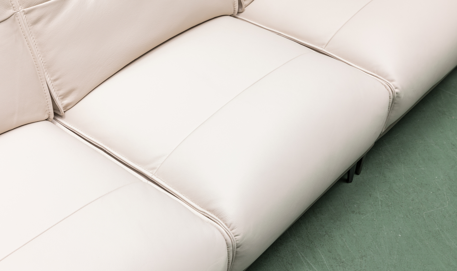 Klaussner Vento 3-seater Leather Sofa with Cushion Seat and Tufted Back