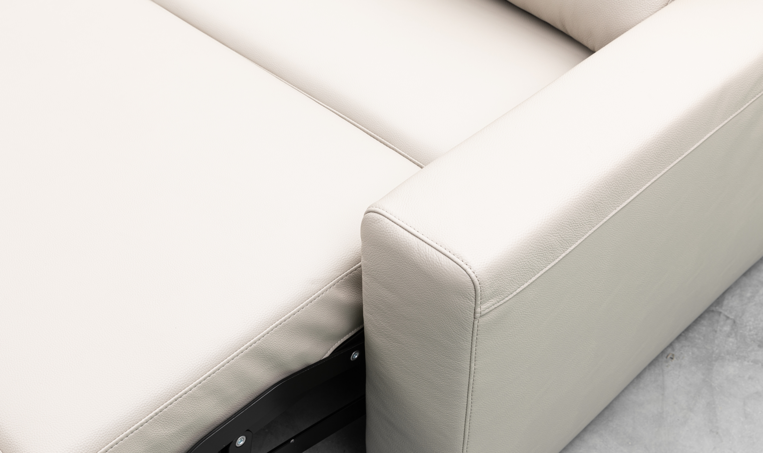Klaussner Wigan Leather Sleeper Sofa