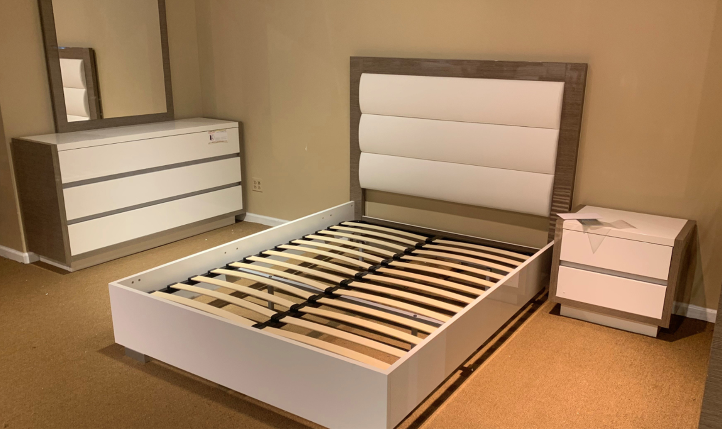 ESF Italia Mangano 5-piece Bedroom Set in High Gloss White Finish