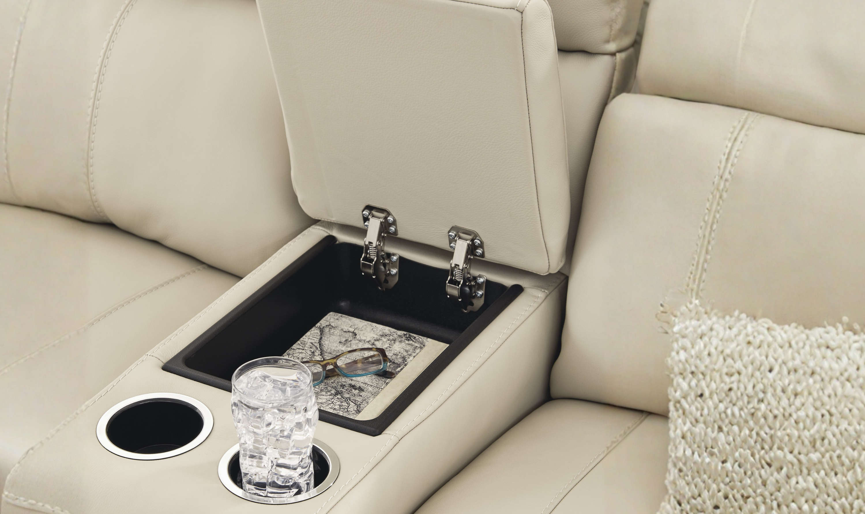Modern Heritage Dahlmoore Living Room Set-Jennifer