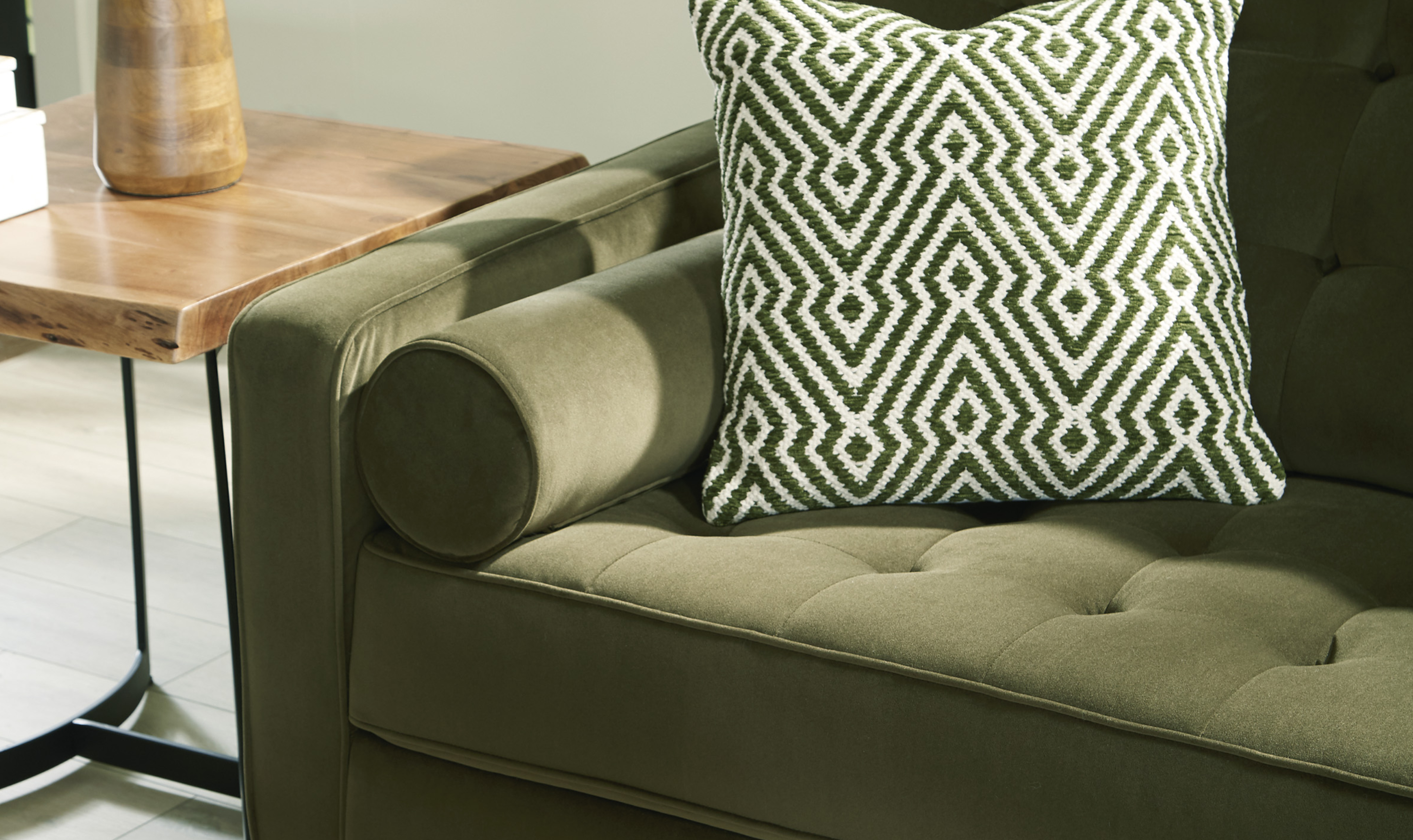 Modern Heritage Reveon Lakes Loveseat - Jennifer Furniture