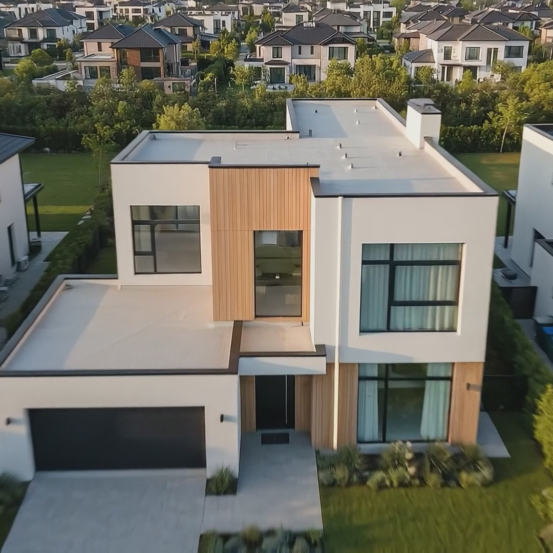 Klaussner Dormio Queen-Sized Leather Sleeper Sofa